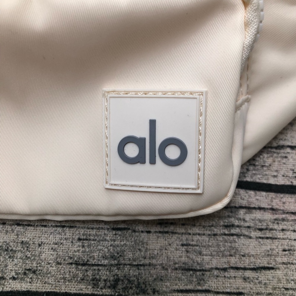 ALO Yoga Explorer Fanny Pack | Convertible Waist Bag | Gunmetal - Picture 5 of 5